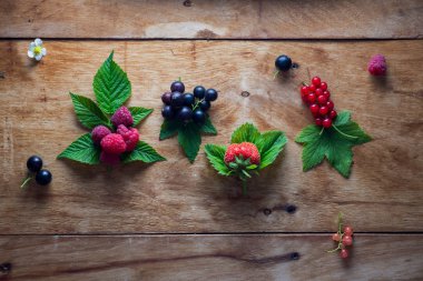 Ahşap arka plan masa üstü üzerinde taze çilek görüntülemek