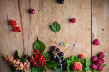Ahşap arka plan masa üstü üzerinde taze çilek görüntülemek
