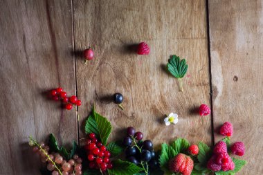 Ahşap arka plan masa üstü üzerinde taze çilek görüntülemek