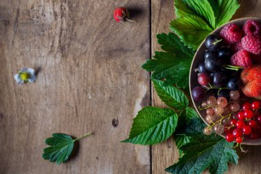 Ahşap arka plan masa üstü üzerinde taze çilek görüntülemek
