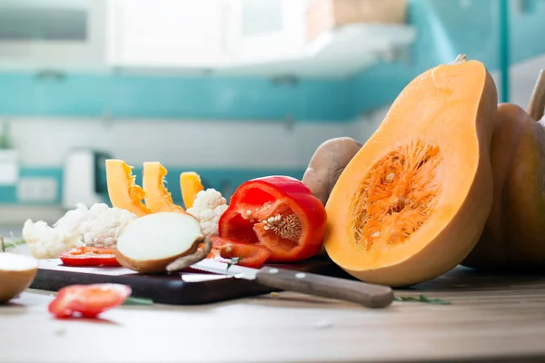 Stilleben med höstens frukter och pumpa i ett modernt kök — Stockfoto