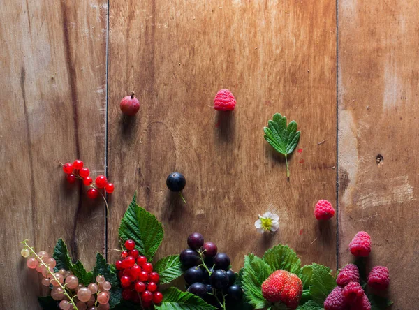 Čerstvé jahody na dřevěné pozadí stolu zobrazit — Stock fotografie