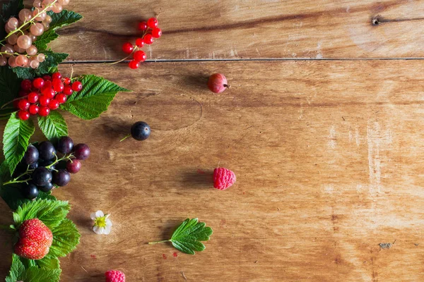 Frische Beeren Auf Hölzernem Hintergrund Tischplatte Ansicht — Stockfoto