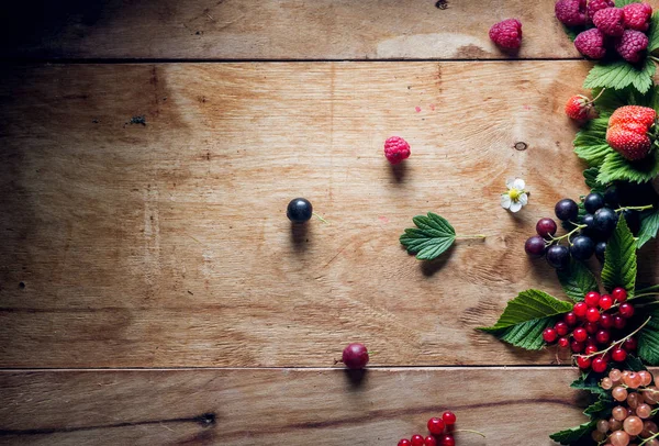 Frische Beeren auf hölzernem Hintergrund Tischplatte Ansicht — Stockfoto