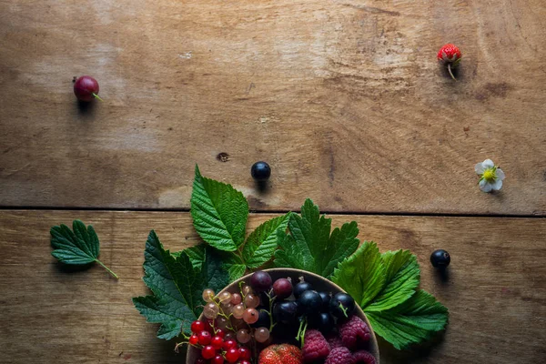 Čerstvé jahody na dřevěné pozadí stolu zobrazit — Stock fotografie