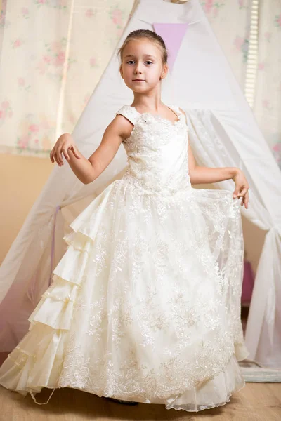 Retrato de menina em vestido de princesa — Fotografia de Stock