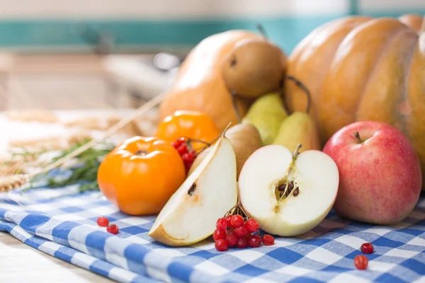 Stilleben med höstens frukter och pumpa i ett modernt kök — Stockfoto