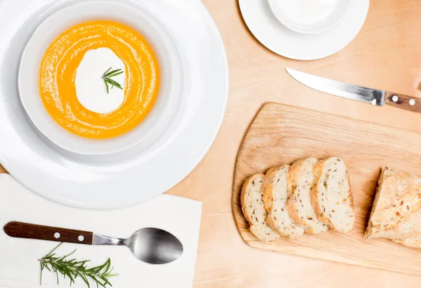 Sopa de creme de abóbora de outono caseiro com vista superior do pão — Fotografia de Stock