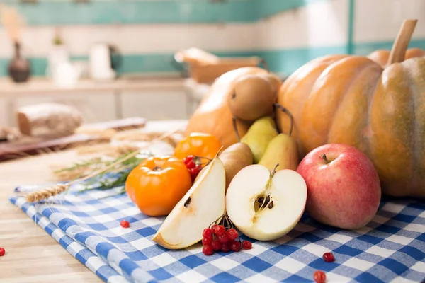 Stilleben med höstens frukter och pumpa i ett modernt kök — Stockfoto