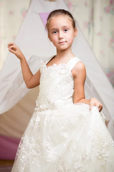 Retrato de menina em vestido de princesa — Fotografia de Stock