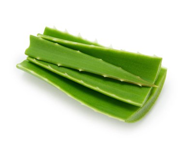 Aloe Vera beyaz arkaplanda izole bir şekilde bırakır