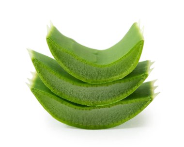 Aloe Vera beyaz arkaplanda izole bir şekilde bırakır