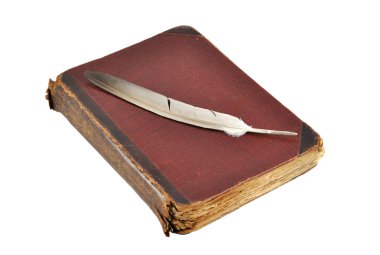 Beyaz arka plan üzerinde izole tüy lü eski kitap