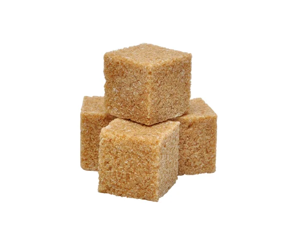 Коричневый тростниковый сахар кубики на белом фоне — стоковое фото