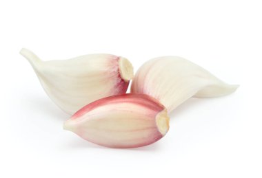 Beyaz arkaplanda taze sarımsak var.