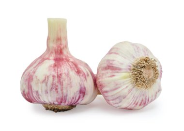 Beyaz arkaplanda taze sarımsak var.