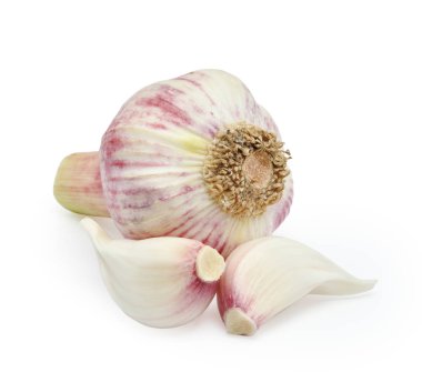 Beyaz arkaplanda taze sarımsak var.