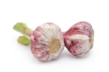 Beyaz arkaplanda taze sarımsak var.