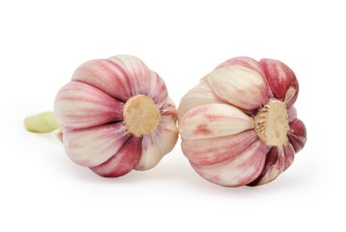 Beyaz arkaplanda taze sarımsak var.