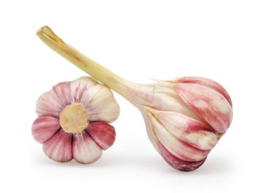 Beyaz arka planda izole edilmiş iki sarımsak soğanı