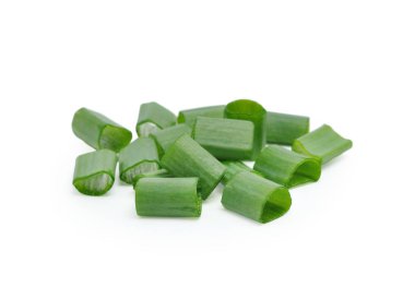 Kırpılmış yeşil soğan, beyaz grupta izole edilmiş.