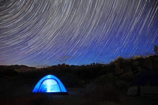 Sternspurbild bei nächtlicher Langzeitbelichtung — Stockfoto