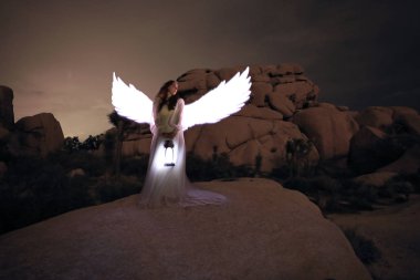 Gece Gökyüzünün Altında Çölde Boyanan Kişi Işık