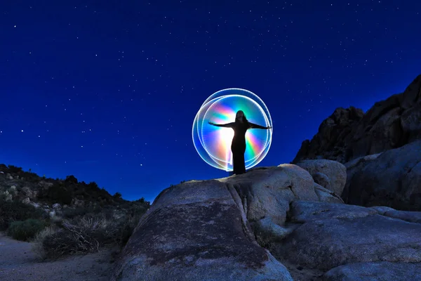 Persona luce dipinta nel deserto sotto il cielo notturno — Foto Stock