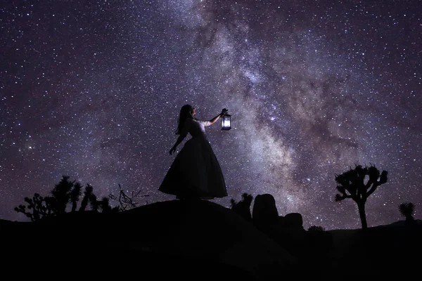 Persona luce dipinta nel deserto sotto il cielo notturno — Foto Stock