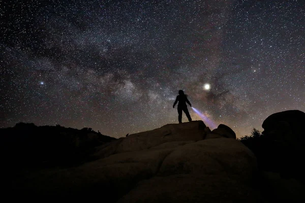 Luz de persona pintada en el desierto bajo el cielo nocturno — Foto de Stock