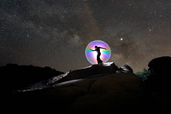 Persona luce dipinta nel deserto sotto il cielo notturno — Foto Stock