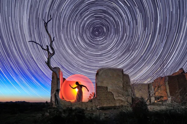 Persona luce dipinta nel deserto sotto il cielo notturno — Foto Stock