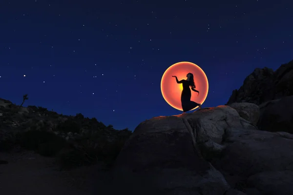 Luz de persona pintada en el desierto bajo el cielo nocturno —  Fotos de Stock