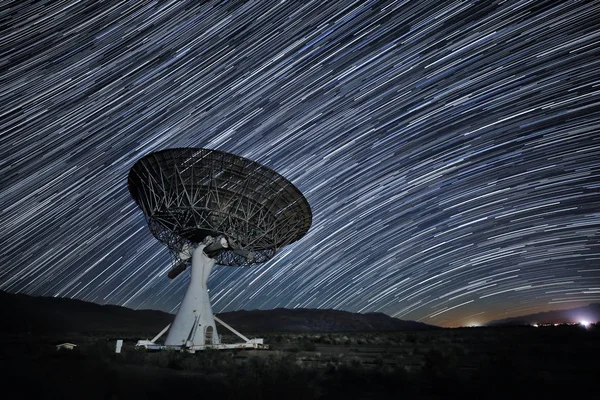 Star Trail afbeelding 's nachts lange blootstelling — Stockfoto