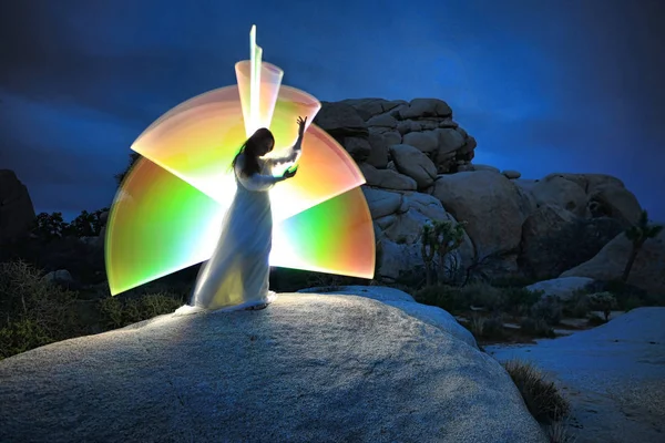 Person Light Painted in the Desert Under the Night Sky — Stock Photo, Image