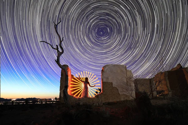 Gece Gökyüzünün Altında Çölde Boyanan Kişi Işık — Stok fotoğraf