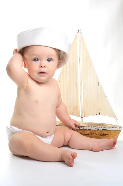 Happy Baby Maluch Siedzi Sobie Kapeluszu Marynarza Białym Tle — Zdjęcie stockowe