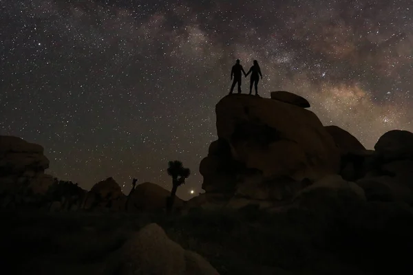 Feliz Casal Silhueta Sob Estrelas Noite — Fotografia de Stock