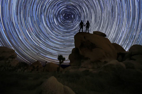 夜の星の下で幸せなカップルシルエット — ストック写真