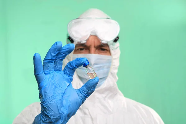 Viruslaboratorietekniker Läkare Hantering Injektionsflaska Vaccin — Stockfoto