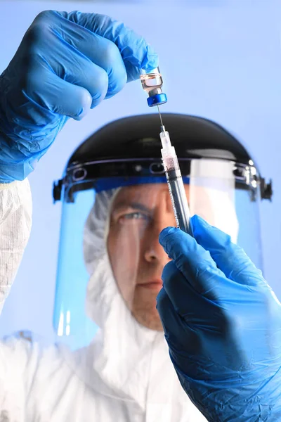 Pracownik Biohazard Gear Drawing Vaccine Leki Noszące Rękawice — Zdjęcie stockowe