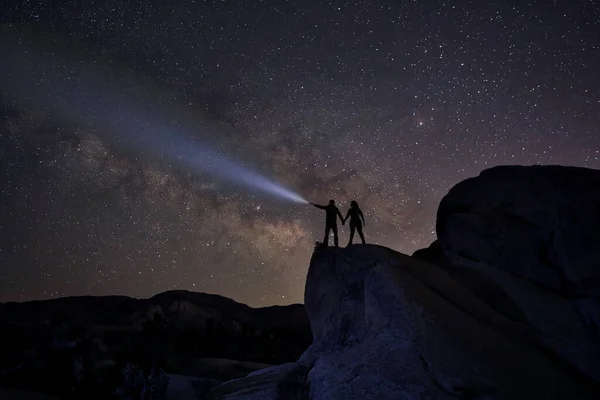 Happy Couple Silhouette Sous Les Étoiles Nuit — Photo