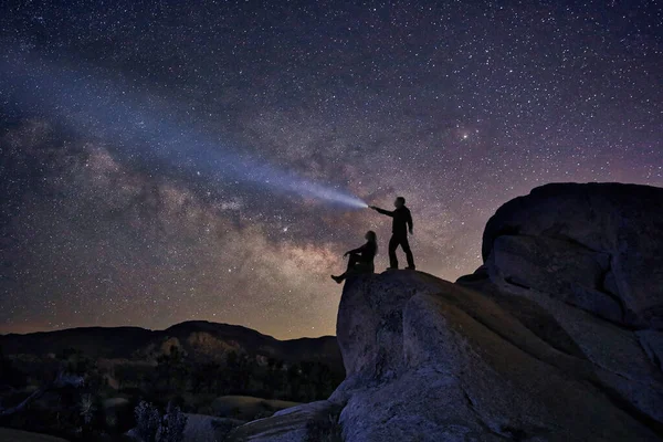 Gelukkige Paar Silhouet Onder Sterren Nachts — Stockfoto