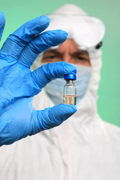 Técnico Laboratorio Virus Médico Manejando Vial Vacuna —  Fotos de Stock