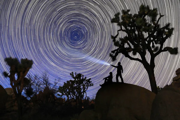 Glückliches Paar Silhouette Unter Den Sternen Der Nacht — Stockfoto