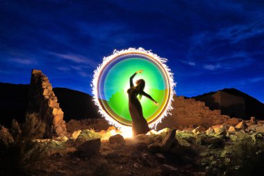 Gece Çölde Güzel Kadın Model Pozu