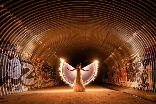 Anielska Kobieta Malowana Skrzydłami Tunelu Ściekowym — Zdjęcie stockowe