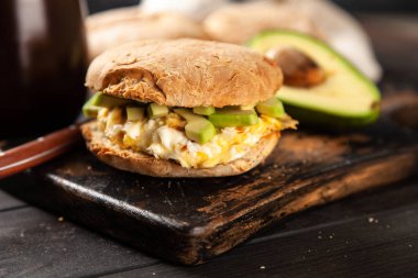 yumurta ve avokado sandviç