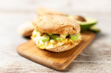 yumurta ve avokado sandviç