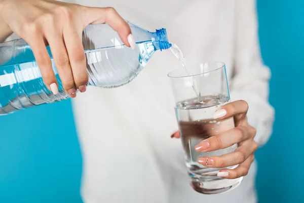 女性の水のガラスを充填 — ストック写真